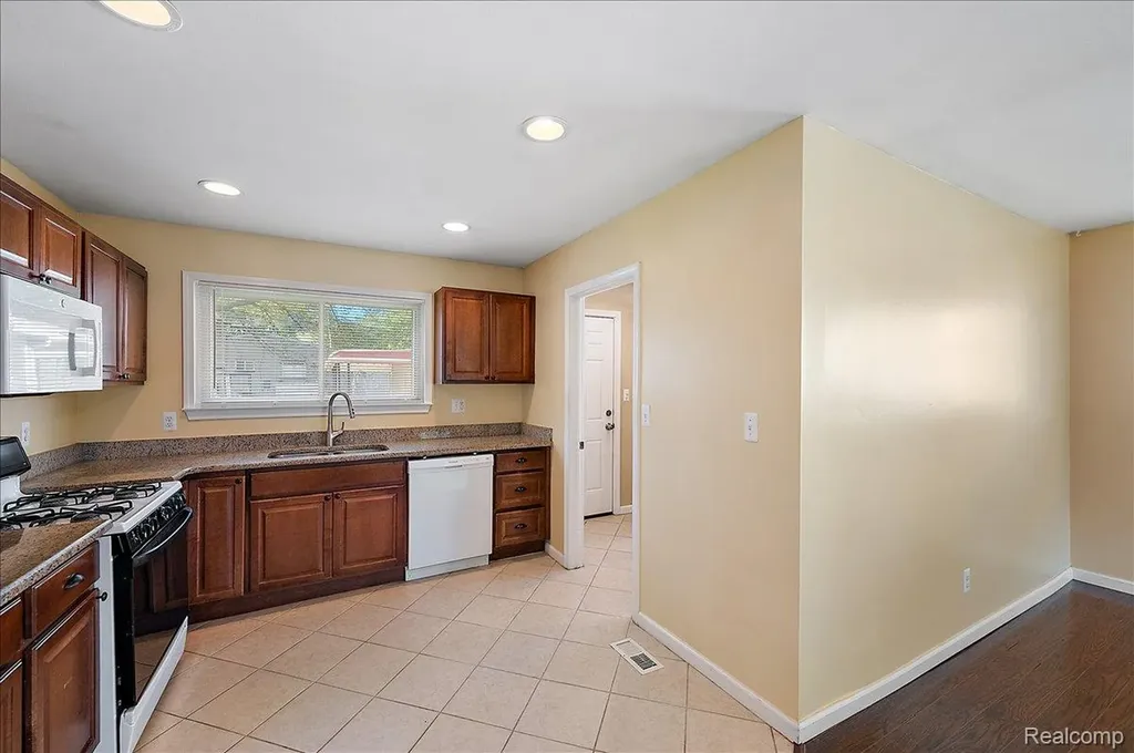 26061 Cameo Court Madison Heights City MI 48071