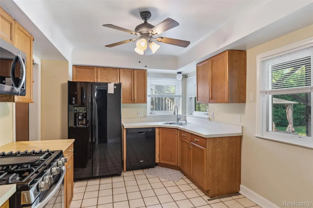 13993 Garfield Redford Charter Township MI 48239