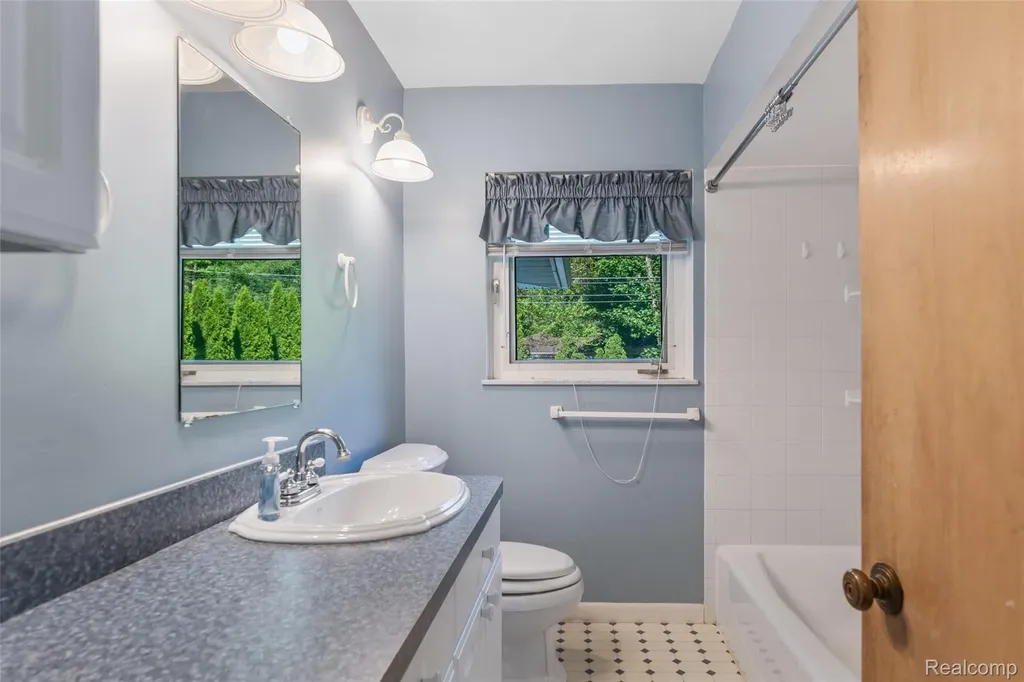 13993 Garfield Redford Charter Township MI 48239