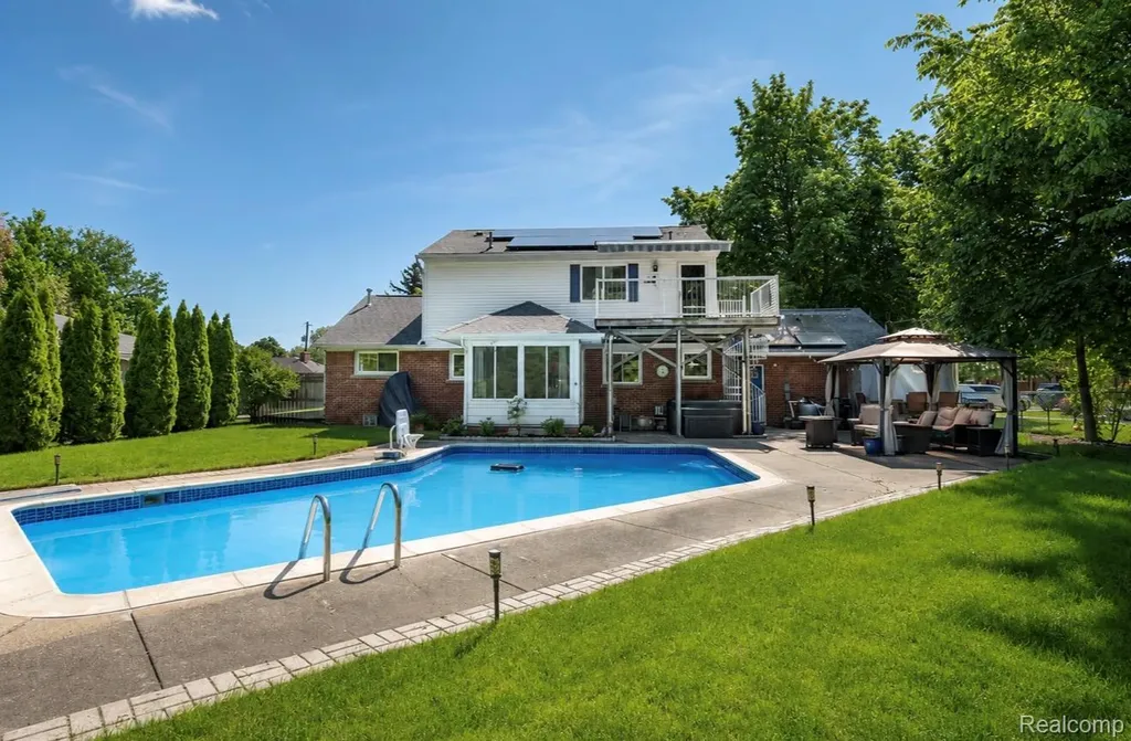 13993 Garfield Redford Charter Township MI 48239