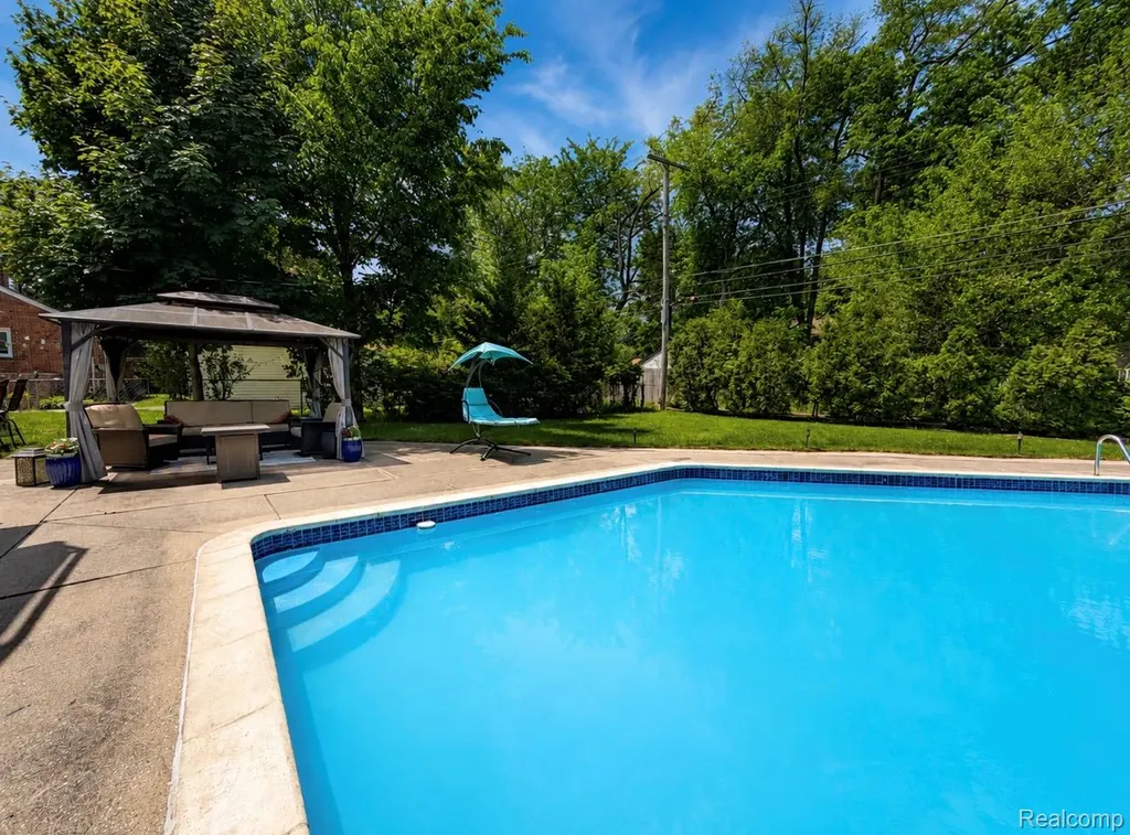 13993 Garfield Redford Charter Township MI 48239