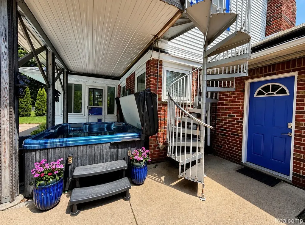 13993 Garfield Redford Charter Township MI 48239
