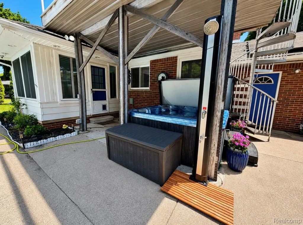 13993 Garfield Redford Charter Township MI 48239