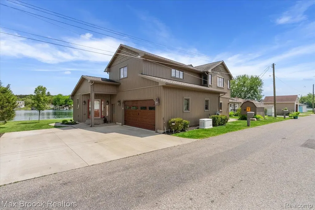 1317 Castlewood Drive White Lake Charter Township MI 48386