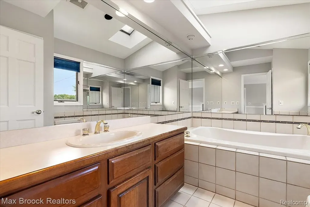 1317 Castlewood Drive White Lake Charter Township MI 48386