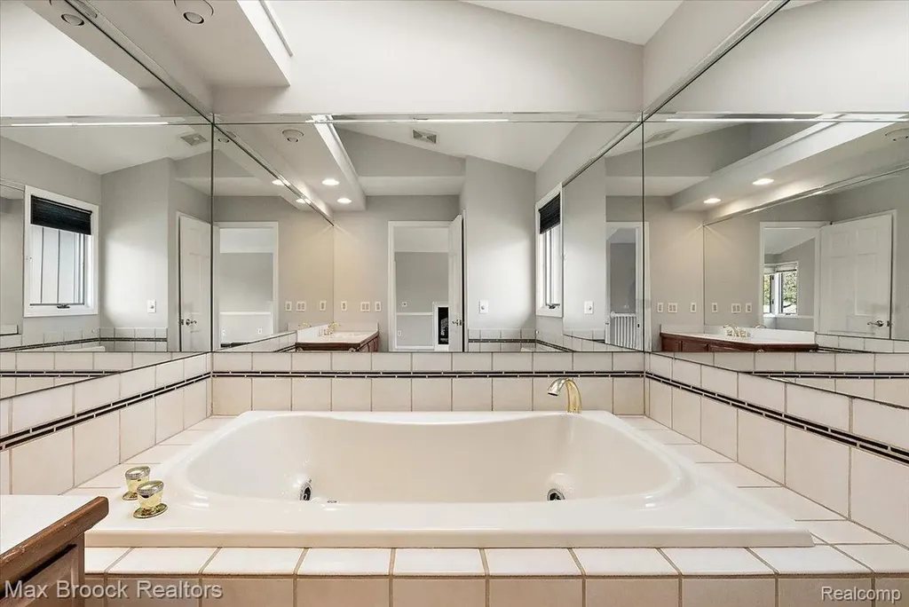 1317 Castlewood Drive White Lake Charter Township MI 48386