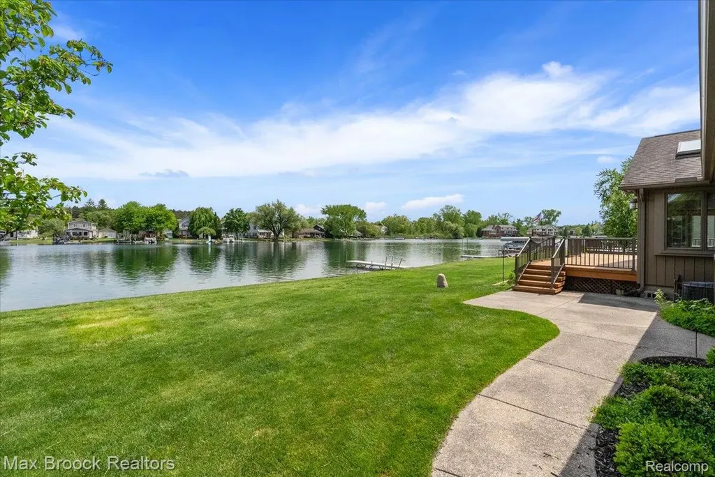 1317 Castlewood Drive White Lake Charter Township MI 48386