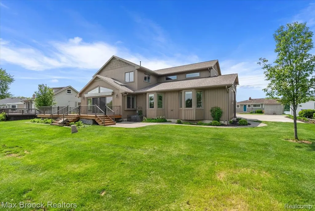 1317 Castlewood Drive White Lake Charter Township MI 48386