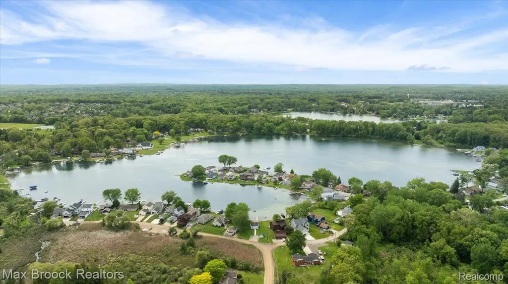 1317 Castlewood Drive White Lake Charter Township MI 48386