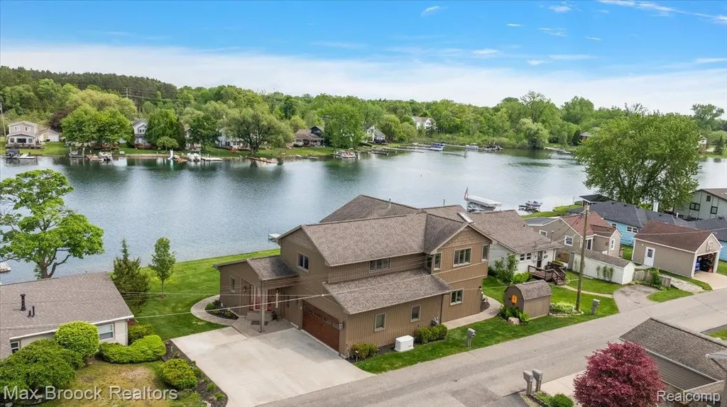 1317 Castlewood Drive White Lake Charter Township MI 48386