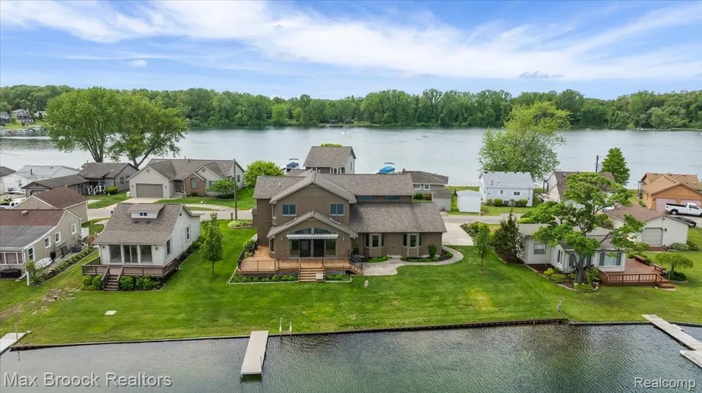 1317 Castlewood Drive White Lake Charter Township MI 48386