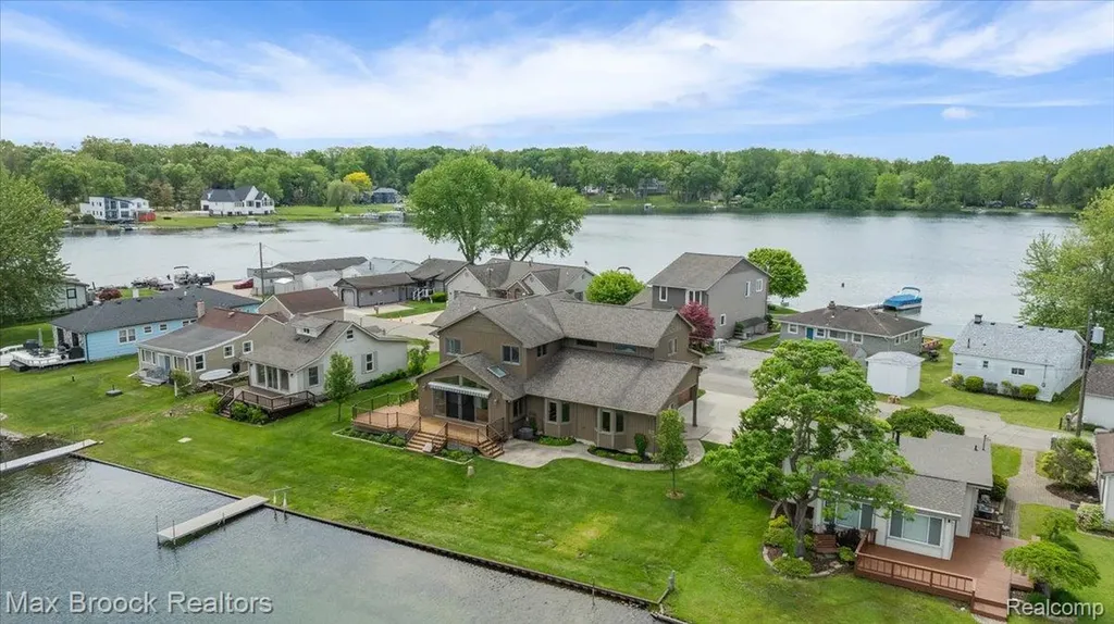 1317 Castlewood Drive White Lake Charter Township MI 48386