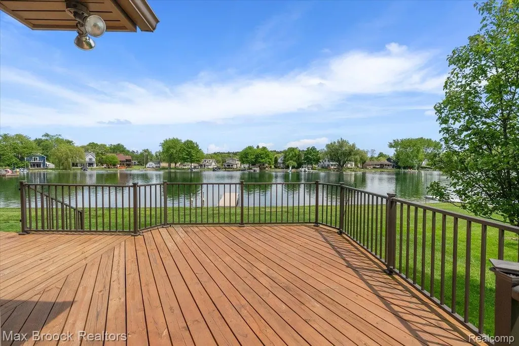1317 Castlewood Drive White Lake Charter Township MI 48386