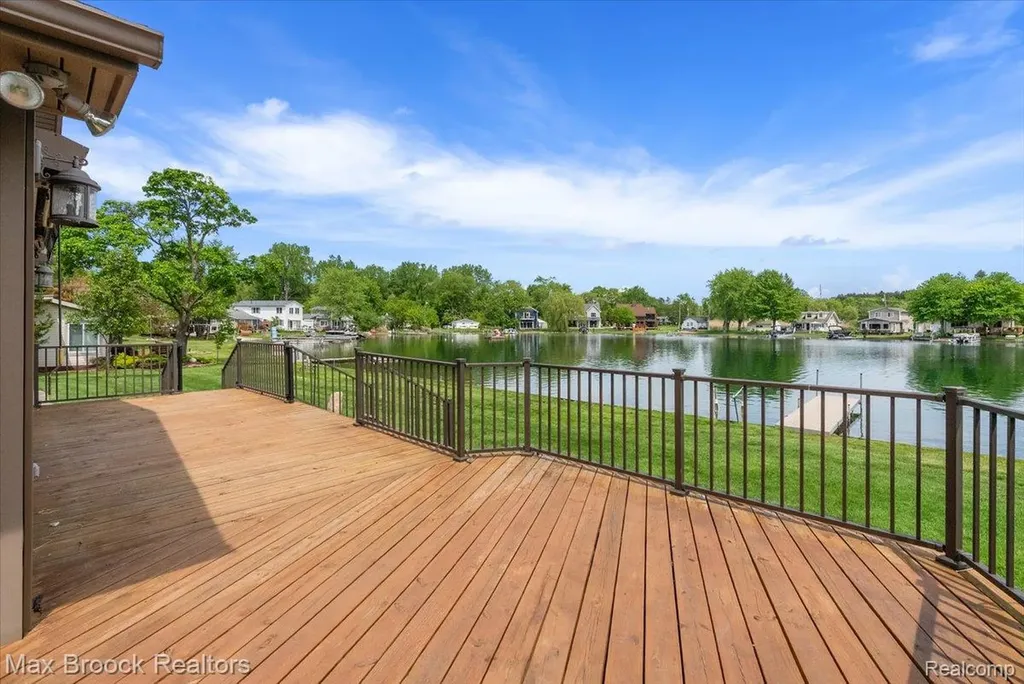 1317 Castlewood Drive White Lake Charter Township MI 48386