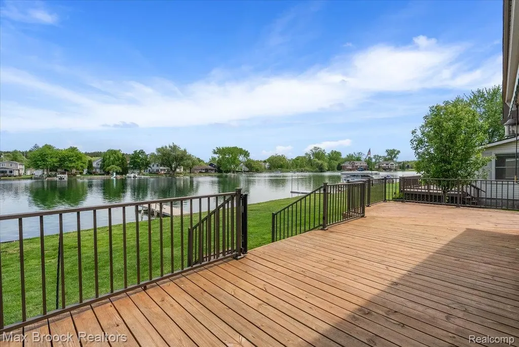 1317 Castlewood Drive White Lake Charter Township MI 48386