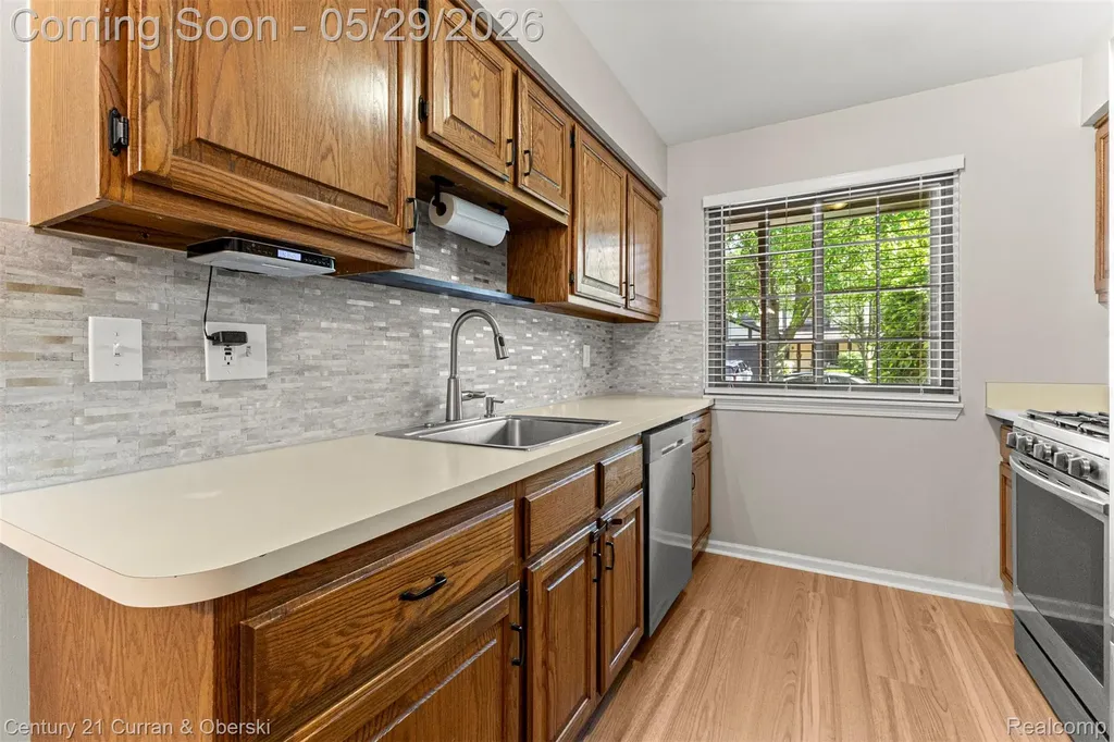 19 Parkplace N Allen Park City MI 48101