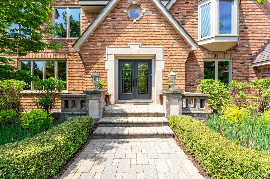 121 Grosse Pines Drive Rochester Hills City MI 48309