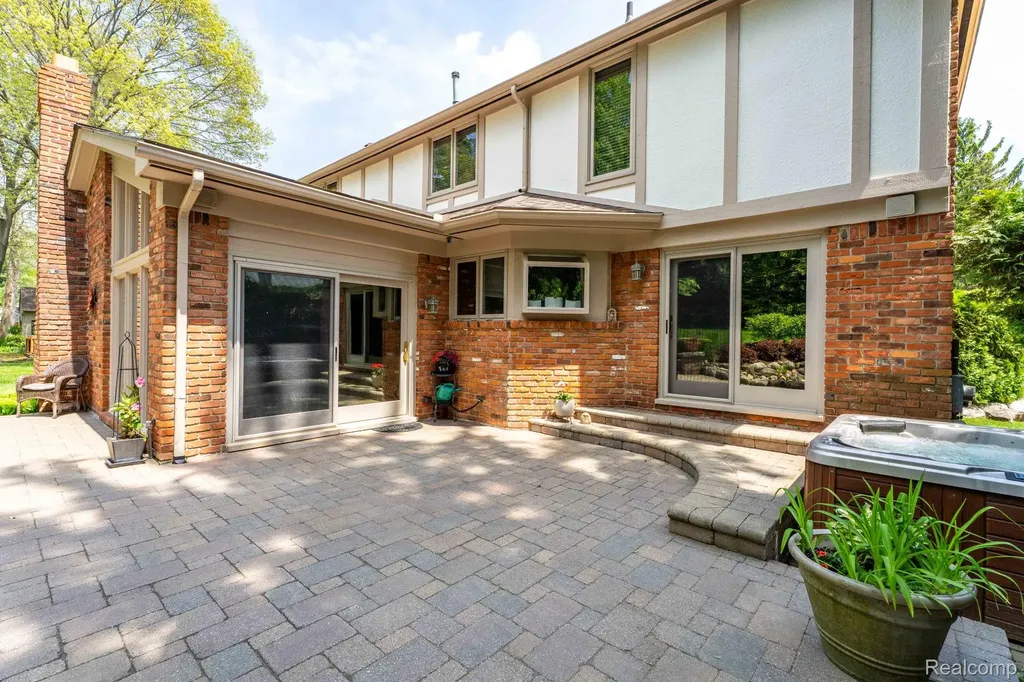 121 Grosse Pines Drive Rochester Hills City MI 48309