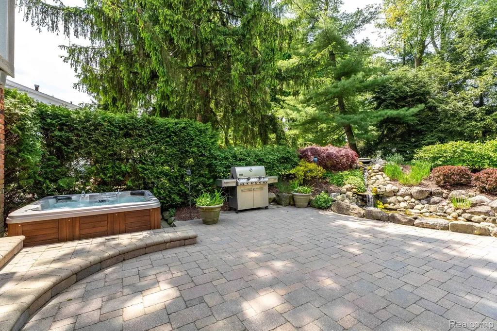 121 Grosse Pines Drive Rochester Hills City MI 48309