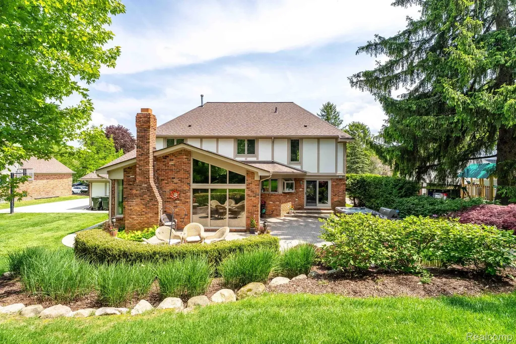 121 Grosse Pines Drive Rochester Hills City MI 48309
