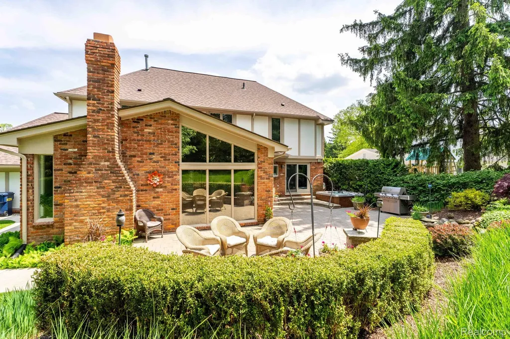 121 Grosse Pines Drive Rochester Hills City MI 48309