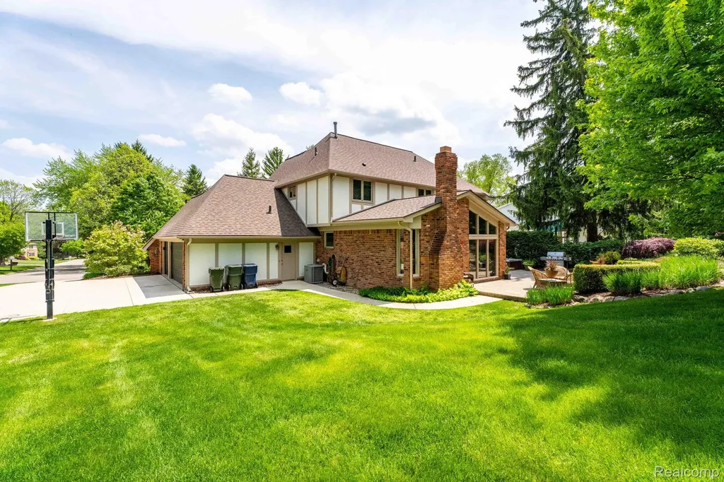 121 Grosse Pines Drive Rochester Hills City MI 48309