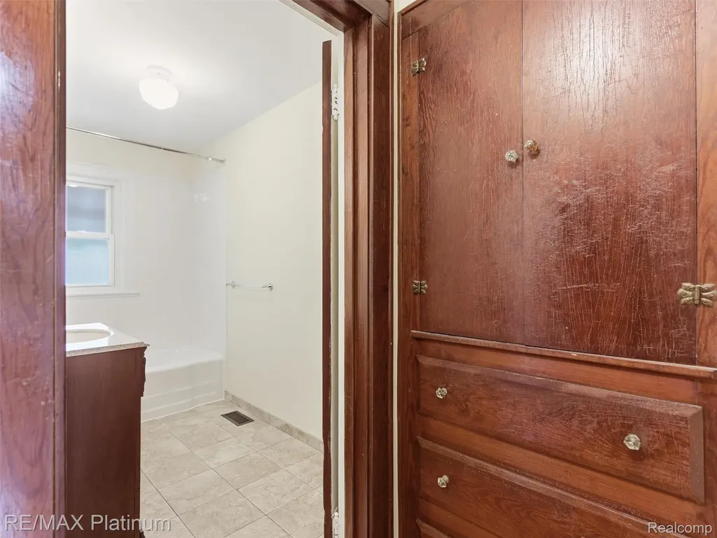 6335 Silver Lake Road Fenton Charter Township MI 48451