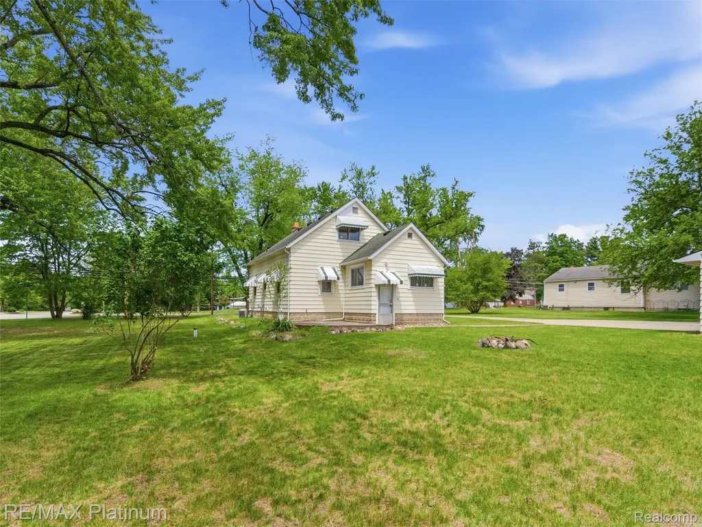 6335 Silver Lake Road Fenton Charter Township MI 48451