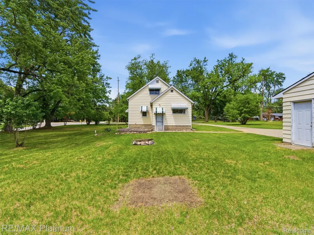 6335 Silver Lake Road Fenton Charter Township MI 48451