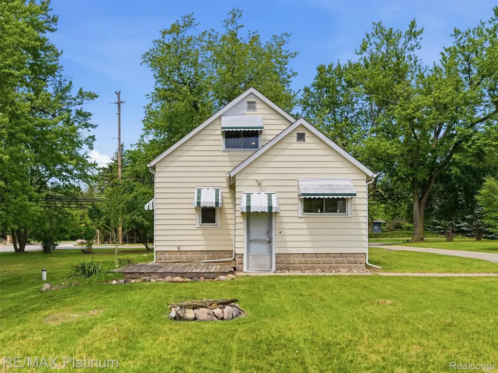 6335 Silver Lake Road Fenton Charter Township MI 48451