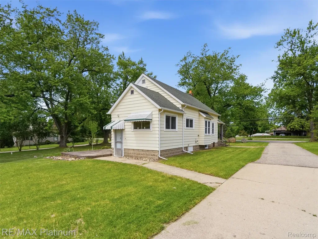 6335 Silver Lake Road Fenton Charter Township MI 48451