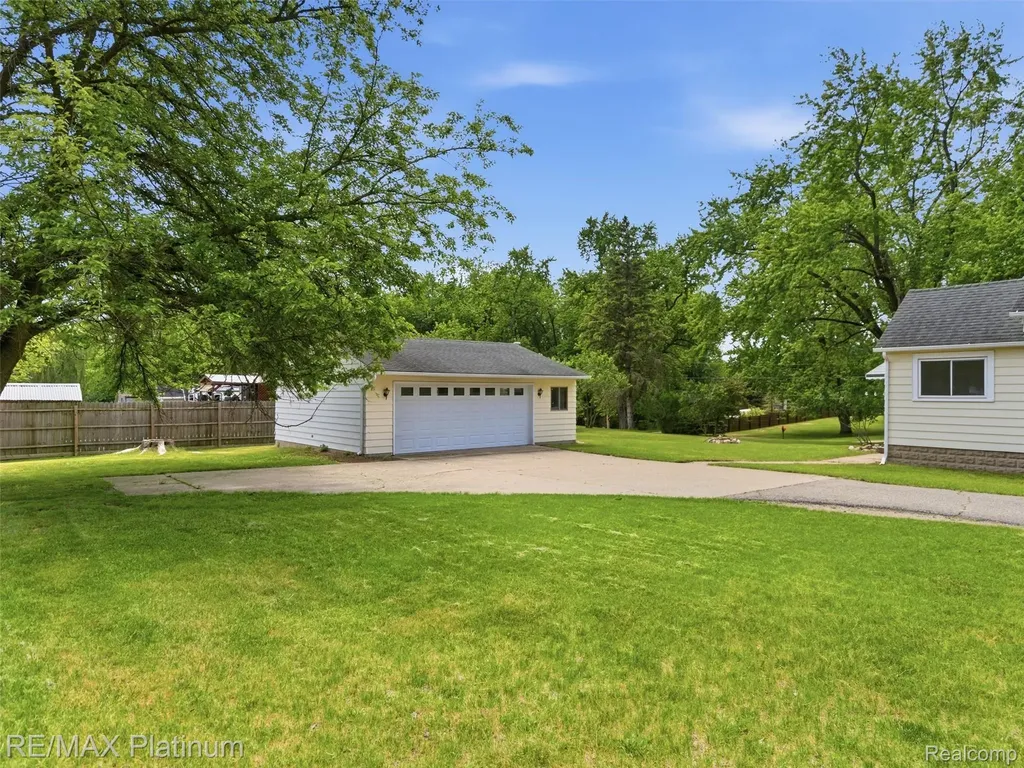 6335 Silver Lake Road Fenton Charter Township MI 48451