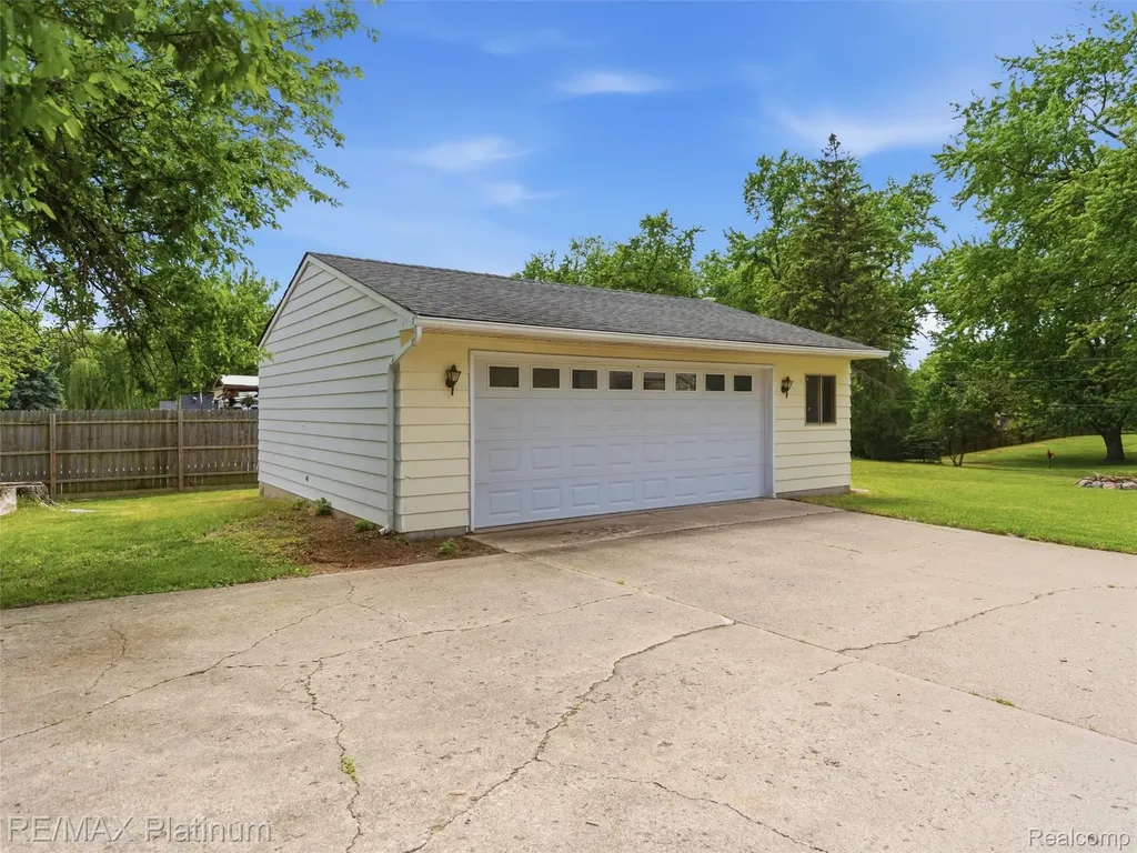 6335 Silver Lake Road Fenton Charter Township MI 48451