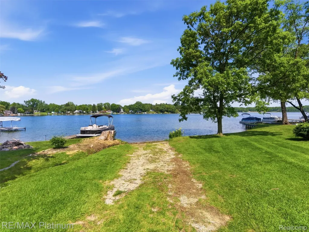 6335 Silver Lake Road Fenton Charter Township MI 48451