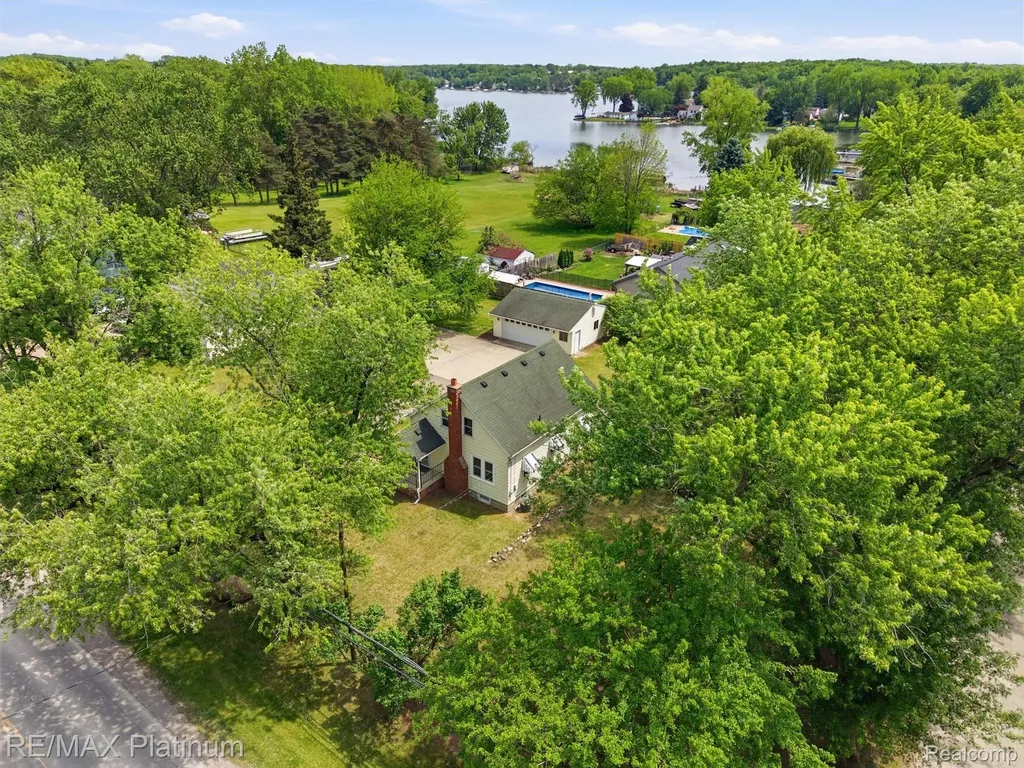 6335 Silver Lake Road Fenton Charter Township MI 48451