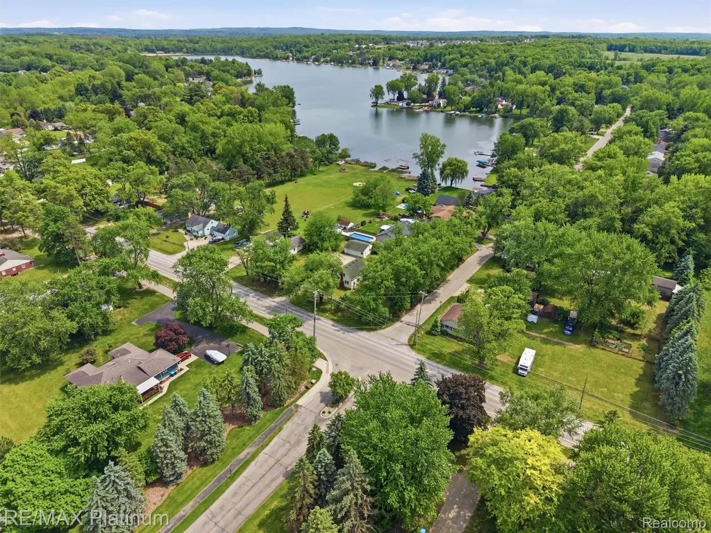 6335 Silver Lake Road Fenton Charter Township MI 48451