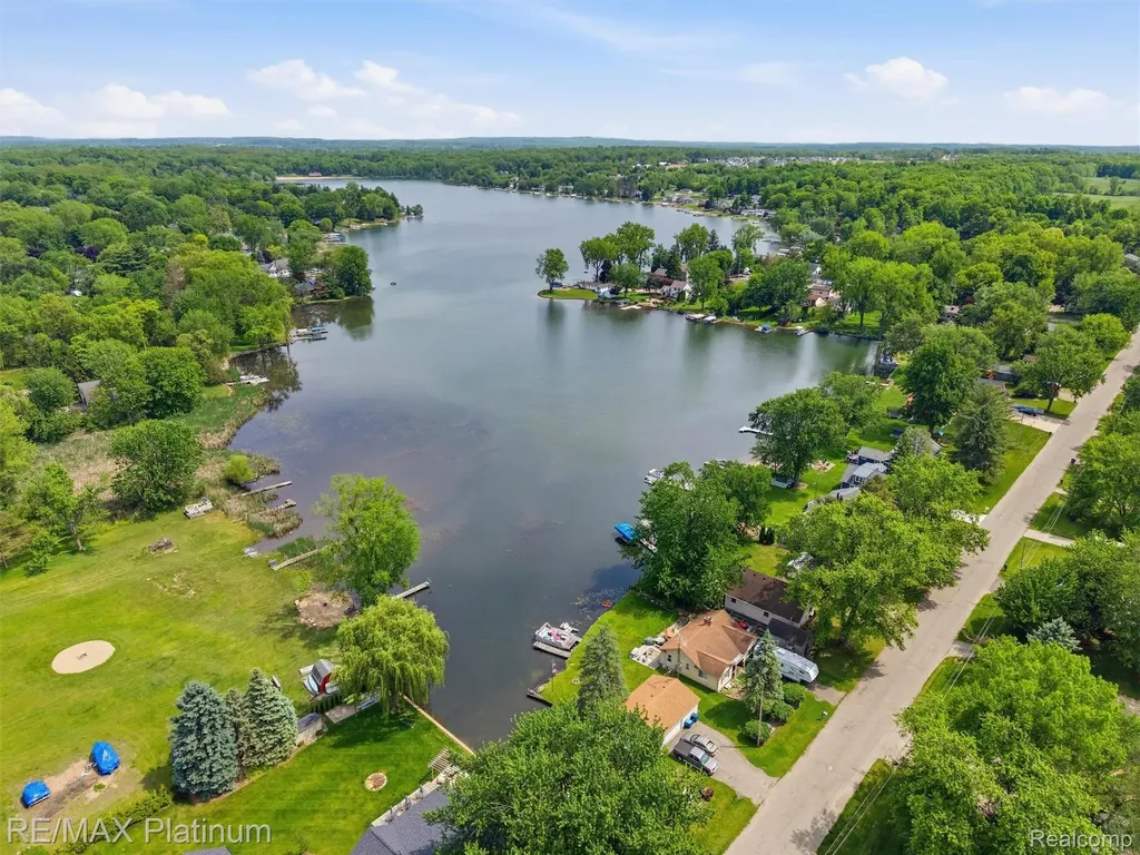 6335 Silver Lake Road Fenton Charter Township MI 48451
