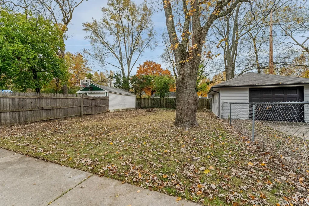 15751 W 14 Mile Road Beverly Hills Village MI 48025