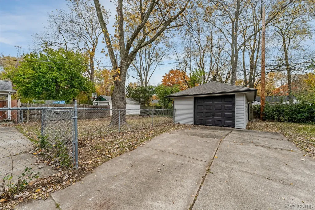15751 W 14 Mile Road Beverly Hills Village MI 48025