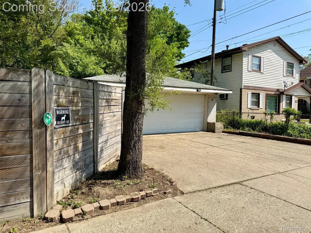 23400 Seneca Street Oak Park City MI 48237
