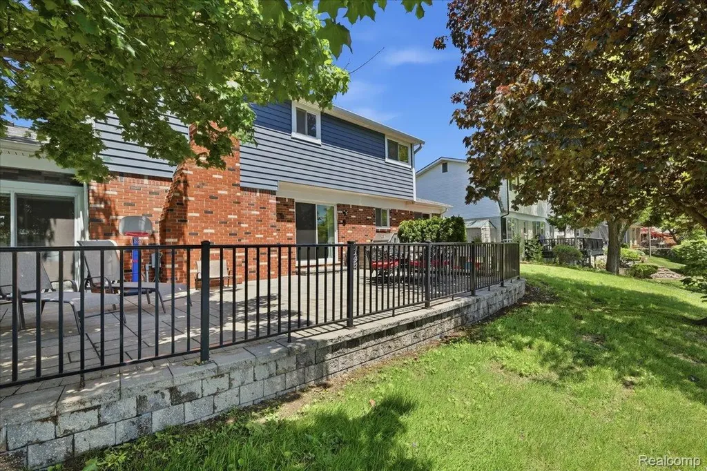 52448 Belle Arbor Shelby Charter Township MI 48316