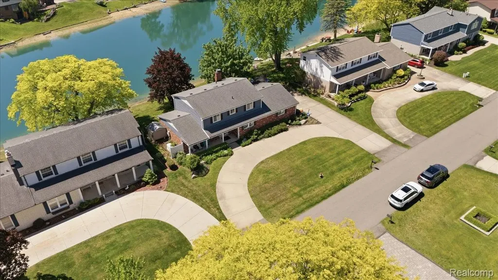 52448 Belle Arbor Shelby Charter Township MI 48316