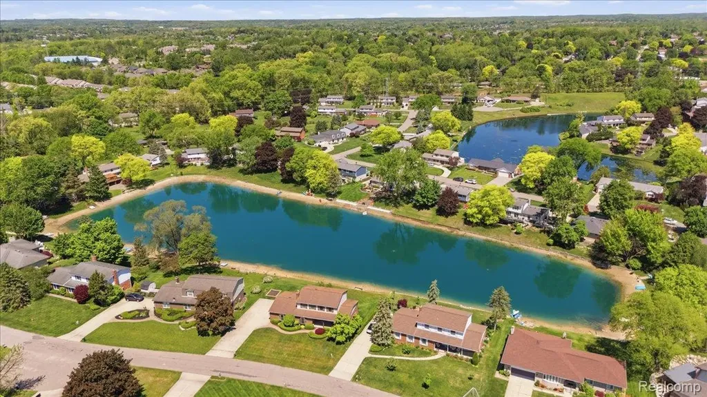 52448 Belle Arbor Shelby Charter Township MI 48316