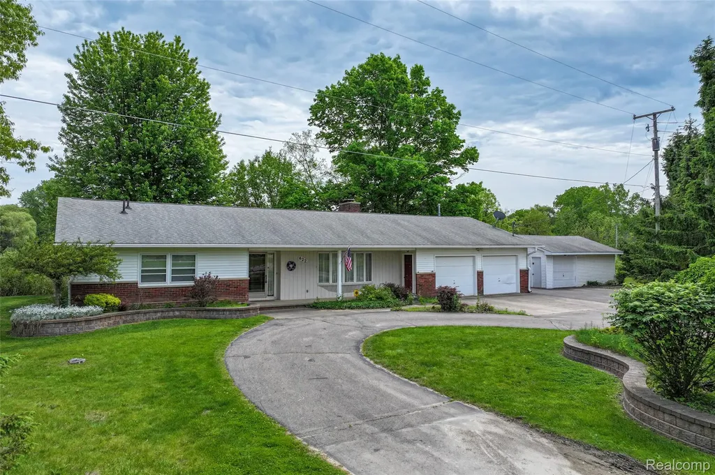 422 East Road Holly Township MI 48442