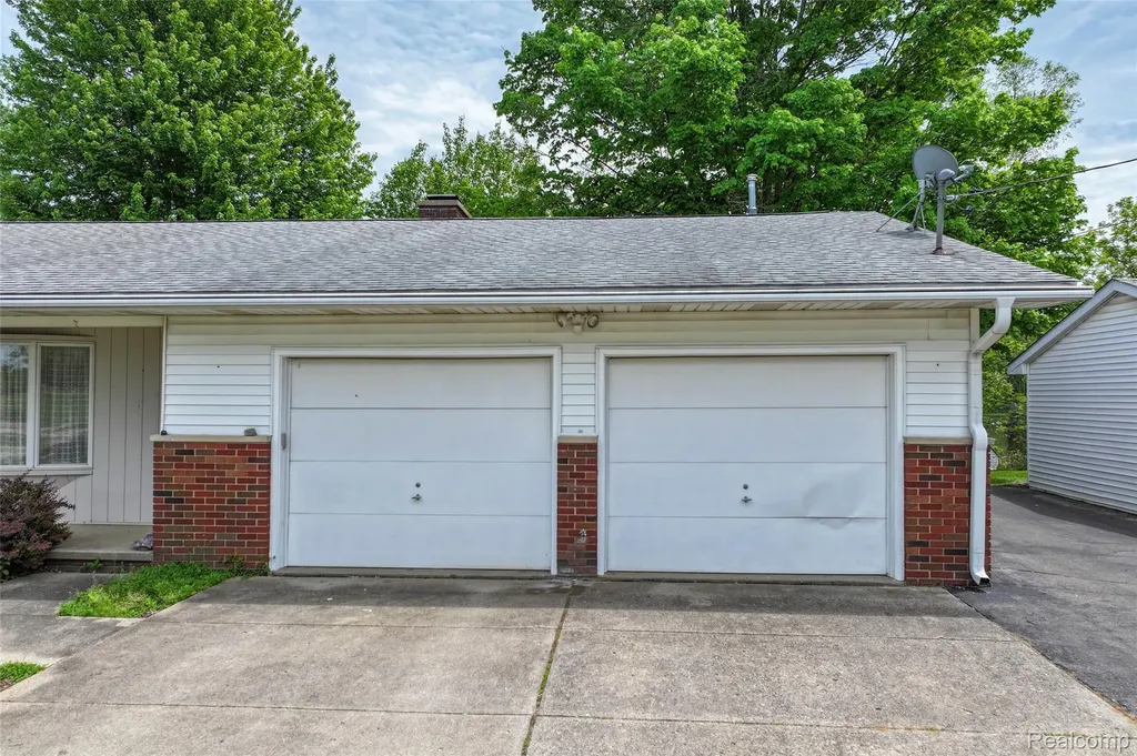 422 East Road Holly Township MI 48442