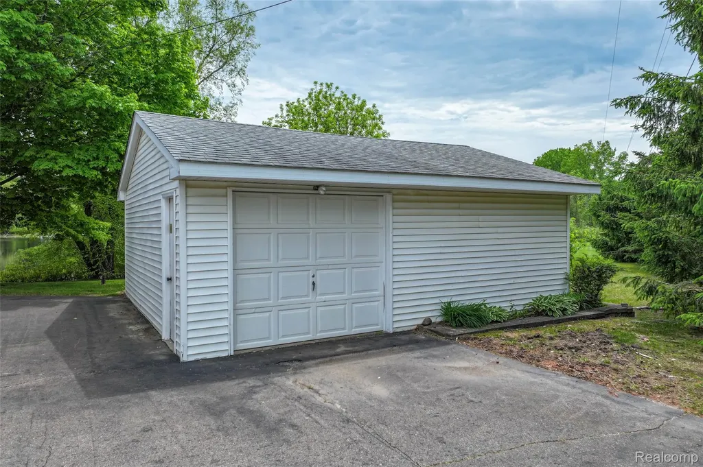 422 East Road Holly Township MI 48442