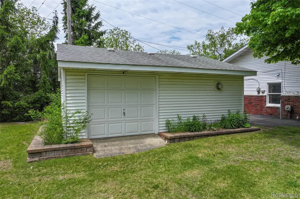 422 East Road Holly Township MI 48442
