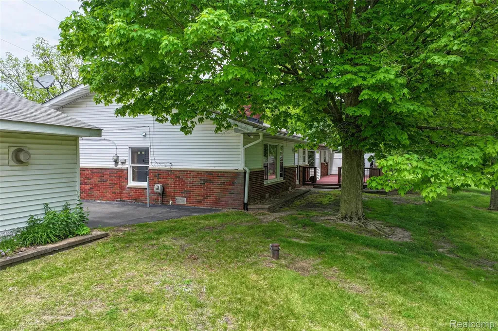 422 East Road Holly Township MI 48442