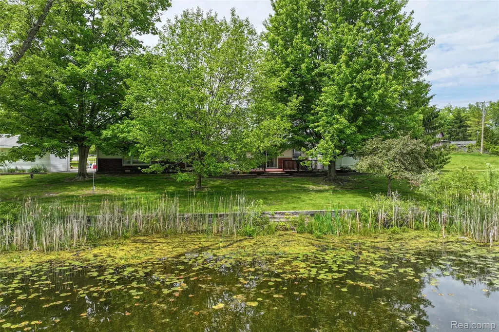 422 East Road Holly Township MI 48442