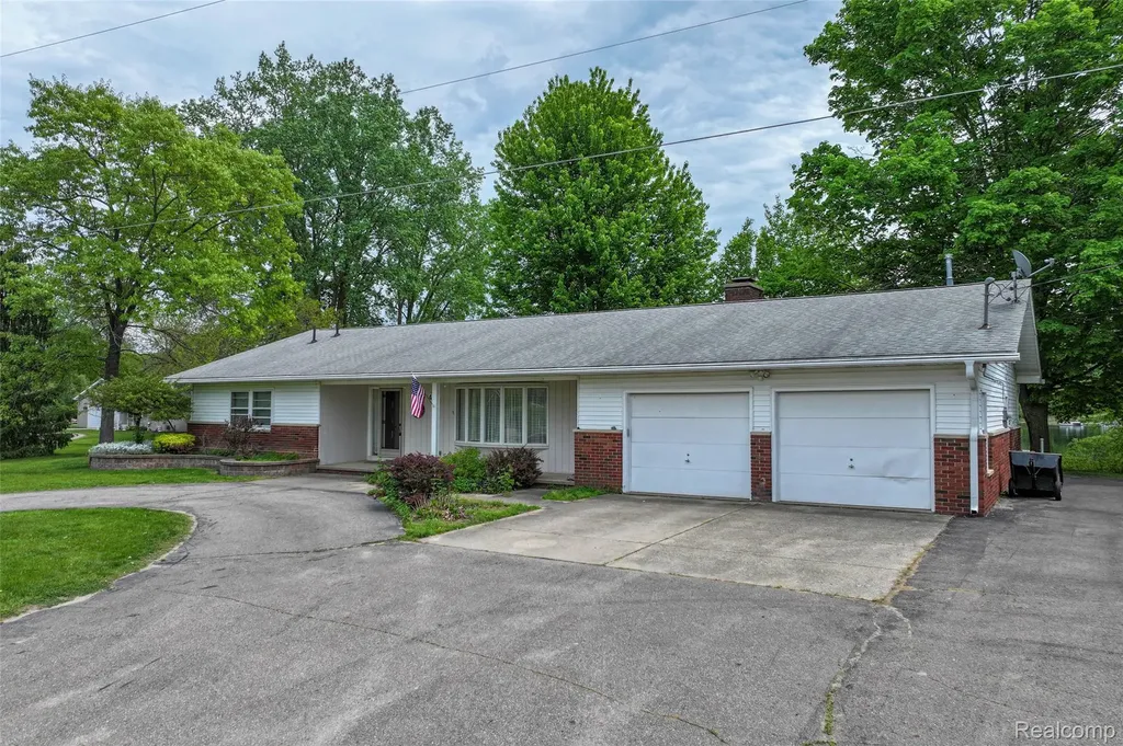 422 East Road Holly Township MI 48442